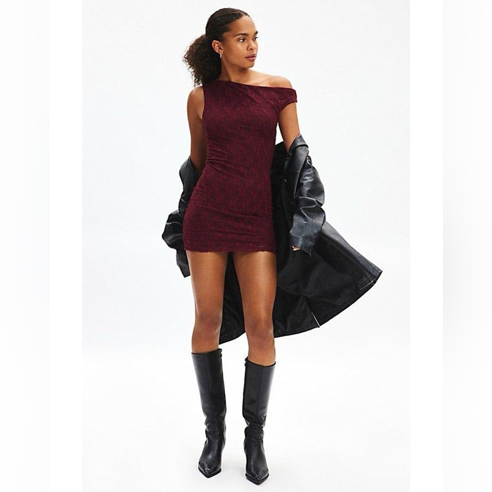 UO Up All Night Asymmetric Off-The-Shoulder Lace Mini Dress - Picture 3 of 4
